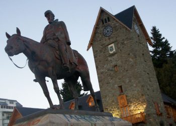 Tensión: Quisieron tirar abajo el monumento a Julio Argentino Roca en Bariloche con una amoladora