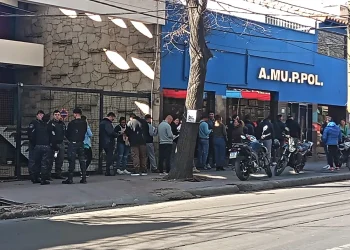 “No nos alcanza el sueldo”: dos mil policías de Mendoza sacaron un inédito crédito sin interés