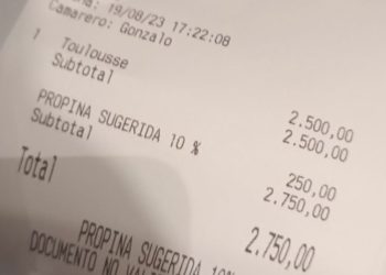 Restaurante facturó la propina y estalló una polémica total en las redes
