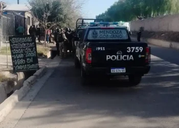 Un policía tomó de rehén a su familia y disparó contra negociadores en el barrio La Favorita