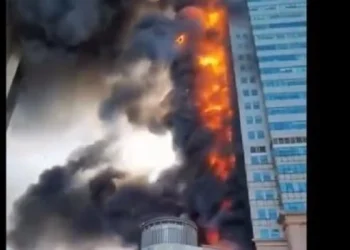Un voraz incendio consume un edificio de oficinas en Tiajin, China