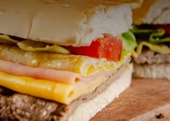 Fueron a un restaurante, pidieron un sandwich de medio metro y pagaron una exorbitante suma: “A lo bestia»