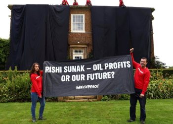 Ambientalistas cubren con tela de color negro la mansión de primer ministro británico