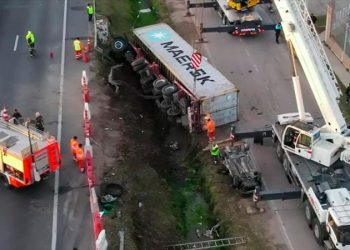 Trágico accidente en la provincia de Buenos Aires: Un camión volcó y con el acoplado aplastó un auto en el que viajaba una familia