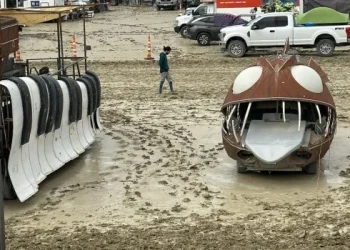 Un muerto y atrapados en medio de fuertes lluvias y barro en el festival Burning Man en el desierto de Nevada