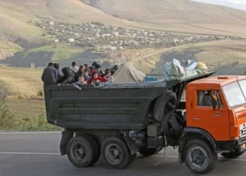 Los armenios de Nagorno Karabaj disuelven su república y continúan su éxodo hacia Armenia