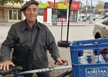 “Dejé de comer carne”: cobra $52 mil de jubilación y reparte cajones de soda en bici para llegar a fin de mes