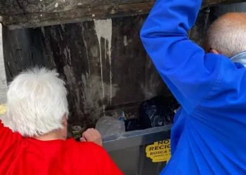 Son jubilados, juntan latas para vender y tuvieron que pedir dos préstamos para pagar la luz, el gas y el agua