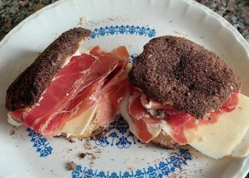 Viral: Un hombre creó un insólito sandwich de tortita negra con jamón crudo
