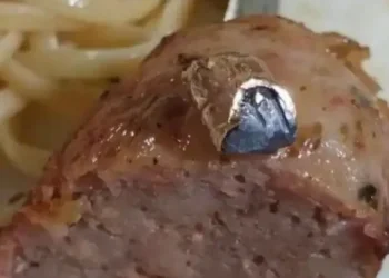 Asado de plomo: encontró una bala adentro de un chorizo
