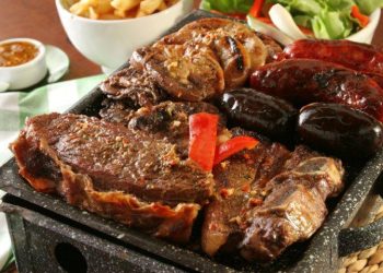 Fue a una parrilla, comió entrada, plato principal y postre y el precio la dejó anonadada: Cuánto pagó