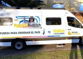 Bullrich comenzó en Palomar su gira en una ‘motorhome’ bautizada «la Patoneta»