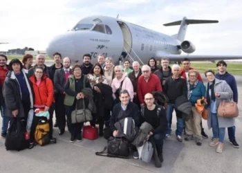 Familiares de gendarmes caídos en Malvinas viajaron al Cementerio de Darwin