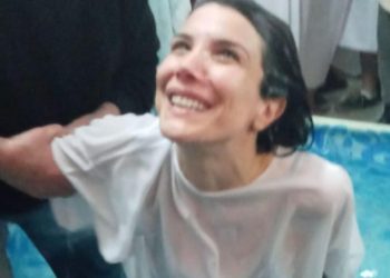 «Cuando uno está en Cristo, nueva criatura es»: Andrea Rincón se bautizó y protagonizó un emotivo momento