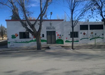 Detuvieron a una maestra denunciada por abusar de un alumno en una escuela del Este