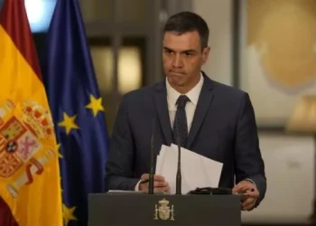 El presidente español anunció el retiro de una condecoración entregada en 1975 a Pinochet