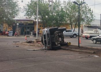 Chocaron en una esquina con semáforo y la camioneta terminó volcadaSAN RAFAEL