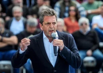 Massa en el Congreso junto a la CGT: «Nuestra patria necesita un Gobierno de unidad nacional»
