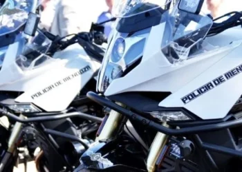 Quiso esquivar un control de tránsito y terminó atropellando a un policía motorizado