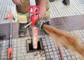 El Rotary Club San Rafael y los bomberos de Salto de las Rosas relevan y activan la red hidrante para extraer agua ante incendios