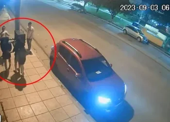 Salvaje pelea a la salida de un boliche de Comodoro Rivadavia: la noquearon de una patada y le fracturaron la mandíbula (video)