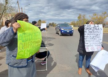 Vecinos de Emilio Mitre y San Martín reclamaron por el tránsito: “Nuestros niños no pueden jugar porque en cualquier momento se mete un auto a la vereda”