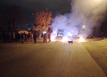 Llegaron los bomberos: vecinos que estaban «colgados de la luz» prenden cubiertas y cortan el tránsito en el Barrio Las Américas