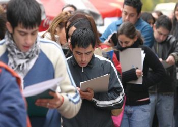 La desocupación bajó al 6,2%, pero aún afecta a 872 mil personas en las principales ciudades del país