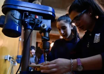 Ante el freno de industria en julio, Economía decidió destrabar parcialmente la importación de insumos