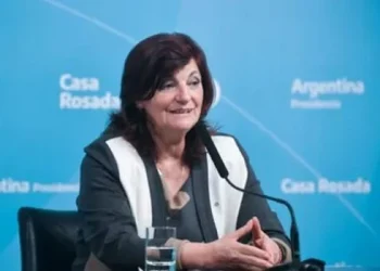 Kelly Olmos está de acuerdo con reducir la jornada laborar, pero afirmó que debería llevarse a cabo en forma progresiva y escalonada