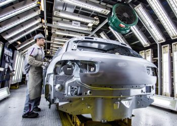 Sin insumos ni autopartes importadas, la producción de autos en agosto se sostuvo gracias al stock de las terminales