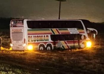 Otro accidente fatal en el país: tres personas murieron por un choque frontal entre un micro y un auto