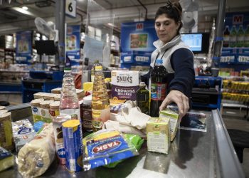 Le devolverán el IVA en la compra de alimentos a jubilados, monotributistas y trabajadores que no pagan Ganancias