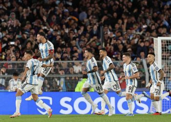 Argentina venció por la mínima a Paraguay y lidera las Eliminatorias