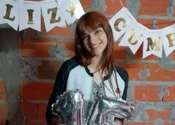 Muere una chica de 16 años que había sido atacada a golpes hace una semana y buscan a una pareja