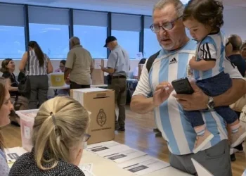Casi 436.000 argentinos residentes en el exterior podrán votar hoy