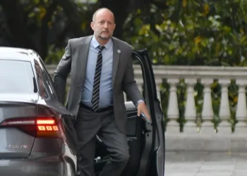 La trama detrás de la renuncia de Insaurralde: llamados cruzados, control de daños y una salida “acordada”