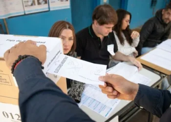 Comenzó el escrutinio provisorio con la llegada de los primeros telegramas al centro de cómputos