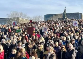 La primera ministra de Islandia y dos de sus ministras convocaron a un paro