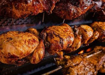 Advierten sobre la estafa del pollo al spiedo: «Lo pueden hacer con cualquier otro local de comidas»