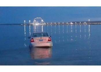 Chubut: dejó su auto estacionado y por un error terminó en el mar