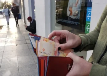 Los salarios en blanco llegan a las elecciones en el nivel más bajo de los últimos cuatro años