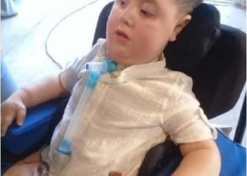 Necesita de nuestra ayuda: el pequeño Mirko posee atrofia muscular y requiere de un dispositivo para poder comunicarse