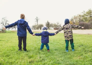 Buscan familia para una niña de 7 años y un niño de 11
