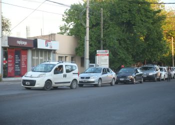 Las filas en estaciones de servicio también son postal en San Rafael