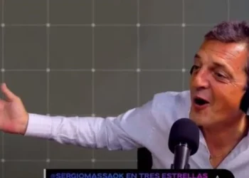 En plena crisis cambiaria, Massa se animó a cantar un tema de campaña en un medio k