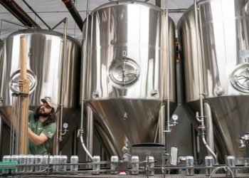 Fabrican cerveza con agua reciclada de duchas y lavarropas de un edificio