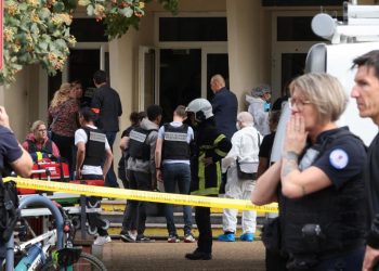 Entró a una escuela en Francia, mató a un docente con un cuchillo y gritó «Alá es grande»