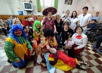 Día de la Madre: vecinos del Unimev le hicieron pasar un lindo día a las abuelas del Asilo-Hogar Las Mercedes