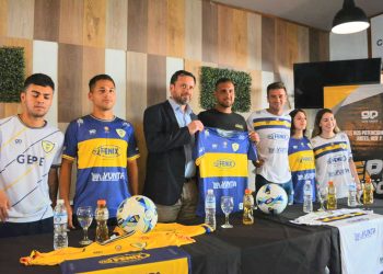 El Club Huracán presentó su nueva indumentaria y buscan el apoyo de Merlos en el Consejo Federal